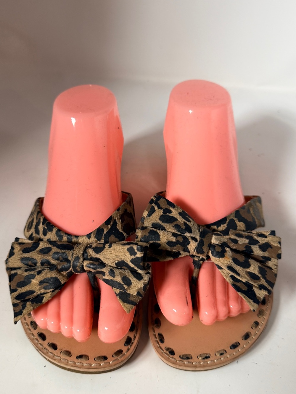 DV Dolce Vita size 8 leopard bow thong flip flops
